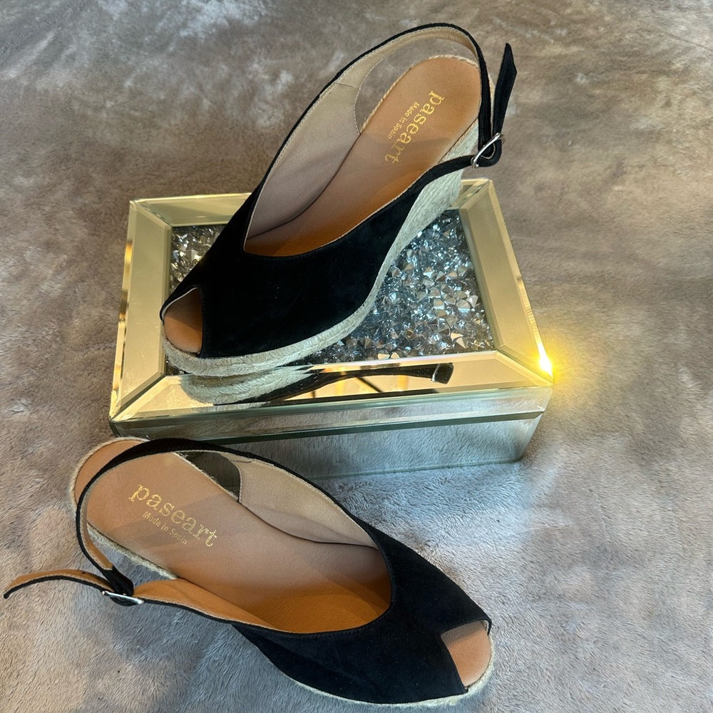 Description-Black wedge with peek-a-boo toe
Brand-Paseart 
Size-Women’s 39